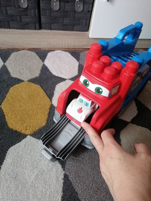 Camión con coche y rampa