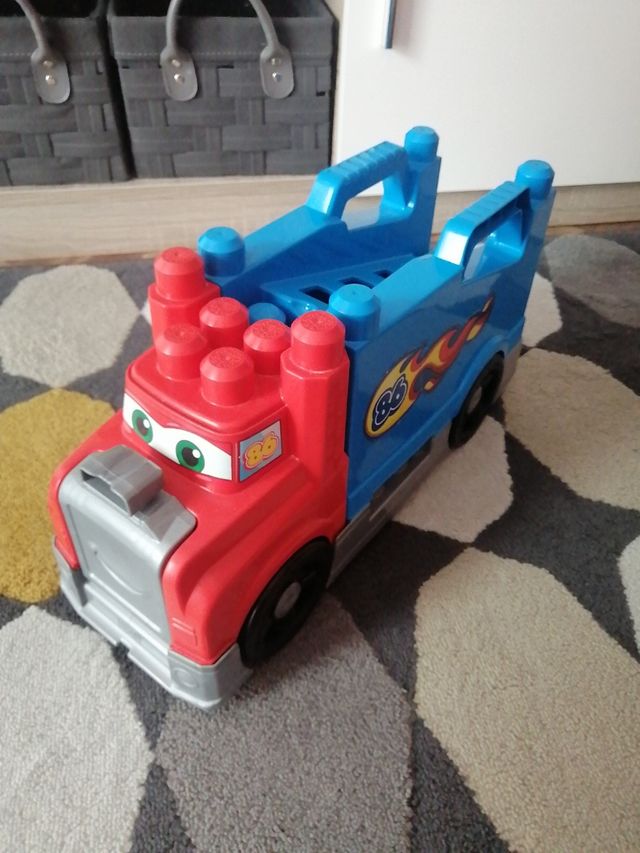 Camión con coche y rampa