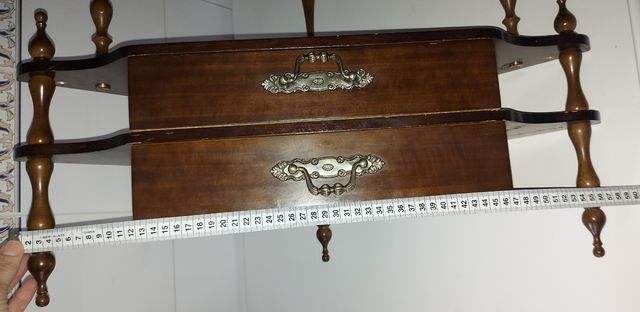 Estantería rinconera con 2 cajones.