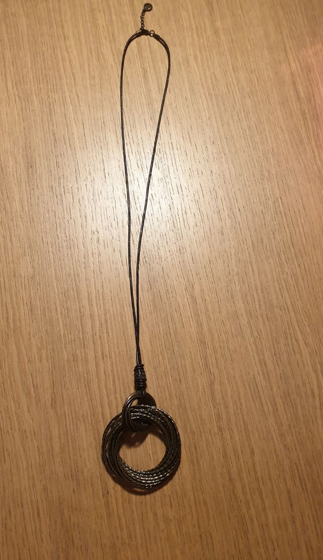 Collar de cuero y metal.