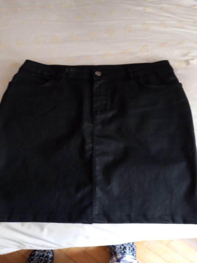 falda negra engomada