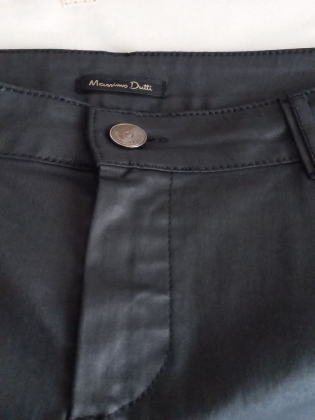 falda negra engomada