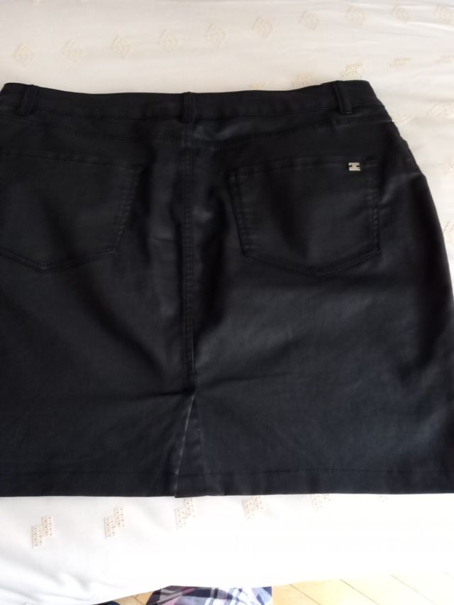 falda negra engomada