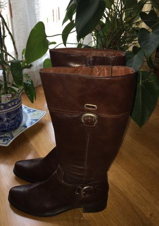 BOTAS PIEL TOLINO ANCHO ESPECIAL NÚMERO 38 de segunda mano por 45 EUR en  Madrid en WALLAPOP