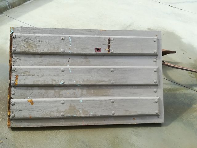 puerta de madera grande  de pueblo