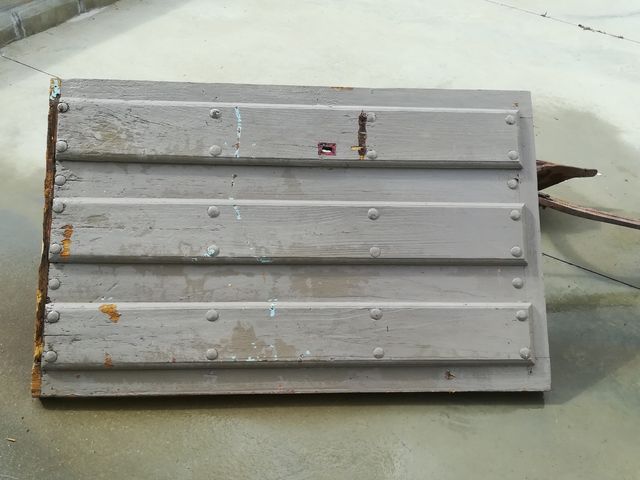 puerta de madera grande  de pueblo