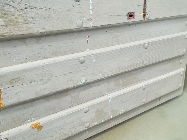 puerta de madera grande  de pueblo