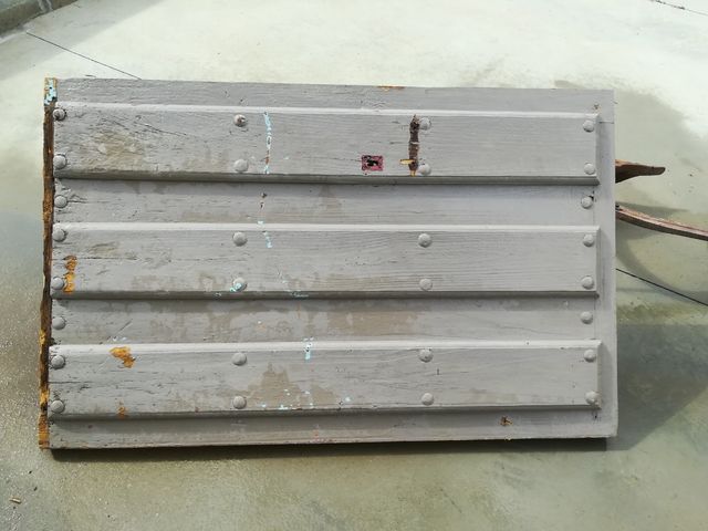 puerta de madera grande  de pueblo