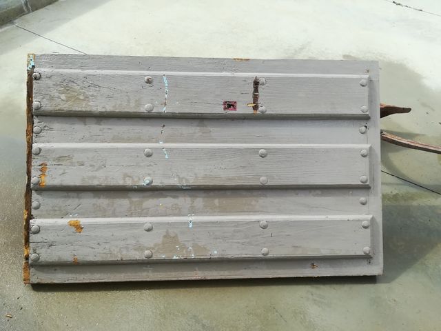 puerta de madera grande  de pueblo