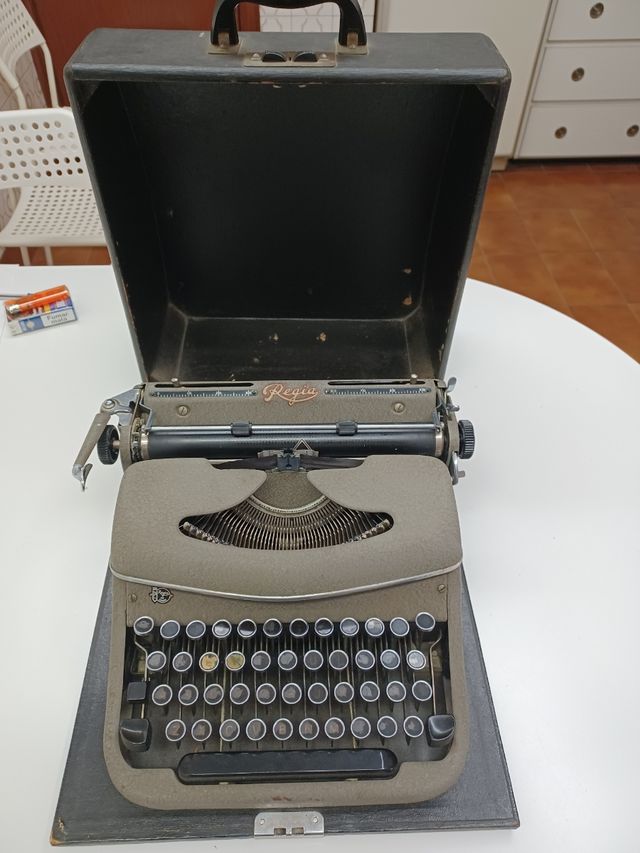 Máquina de escribir marca REGIA