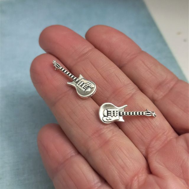 Pendientes de mini guitarra eléctrica de metal