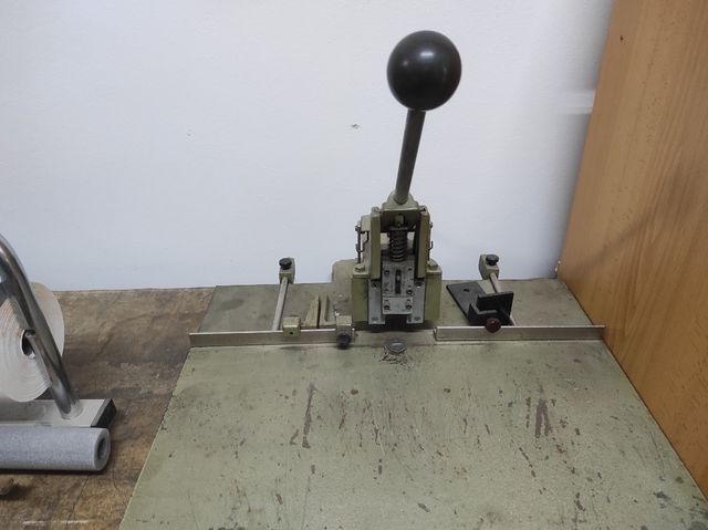 Grapadora antigua de encuadernación.