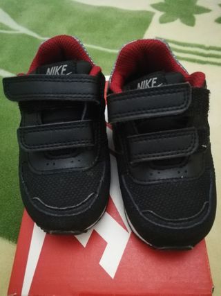 Zapatillas nike talla 20 de segunda mano por 10 EUR en San Martín de la  Vega en WALLAPOP