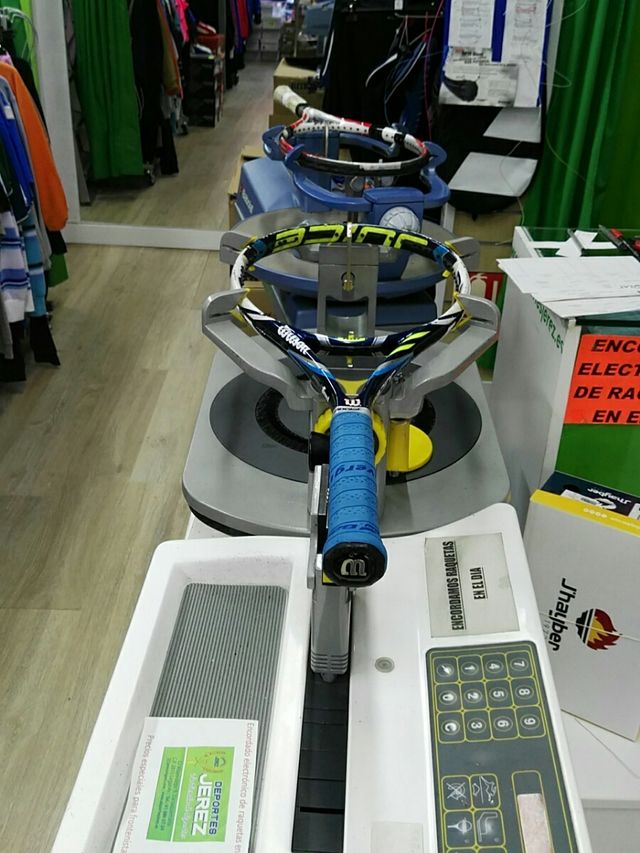 Encordado de raquetas en el día.