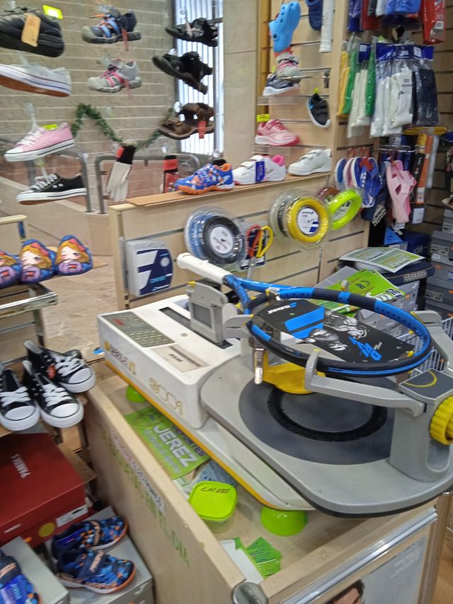 Encordado de raquetas en el día.