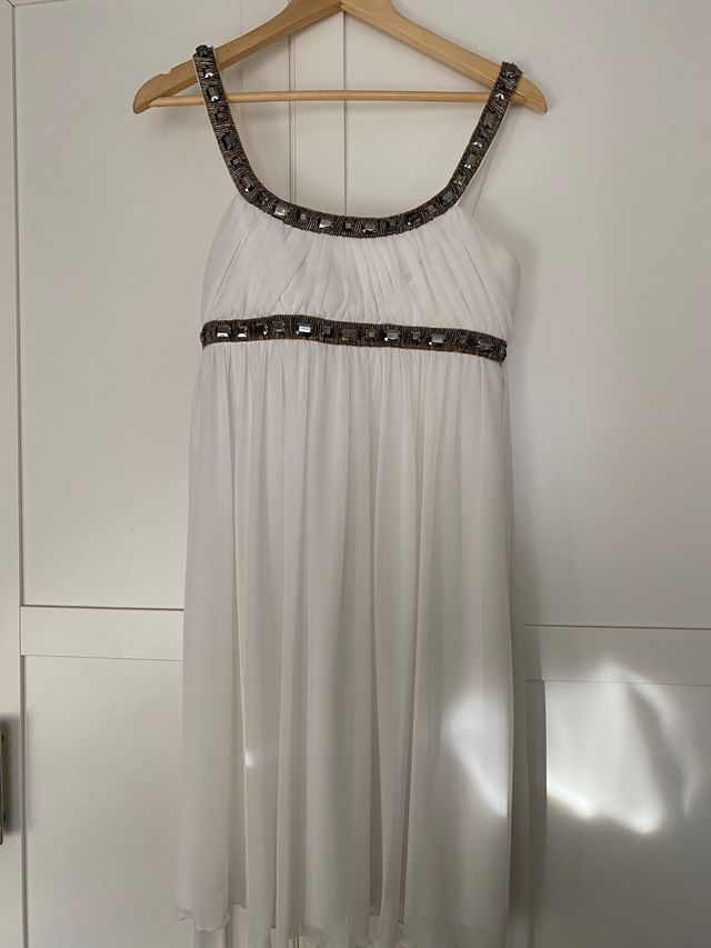 Vestido vaporoso blanco con detalles dorados