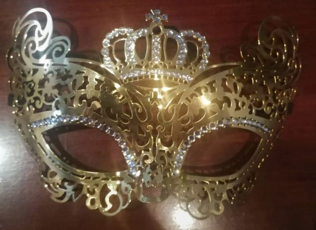 Mascara antifaz color dorado con brillantes corona