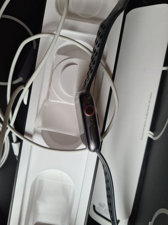 Apple watch 4 gps + cellular versión nike 44mm de segunda mano por 170 ⬠en Madrid en WALLAPOP