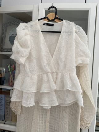 Blusa Zara blanca con volantes de segunda mano por 15 EUR en L\\'Hospitalet  de Llobregat en WALLAPOP