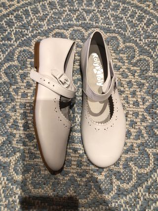 Zapatos piel niña, número 35. NUEVOS de segunda mano por 15 EUR en Cáceres  en WALLAPOP