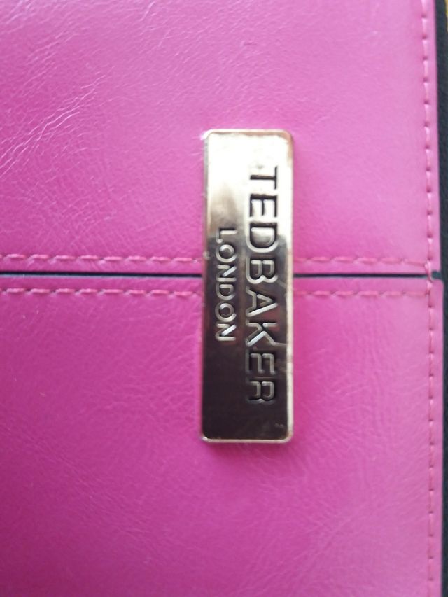 cartero monedera rosa