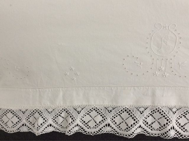 Sabana bordada a mano con encaje de bolillos