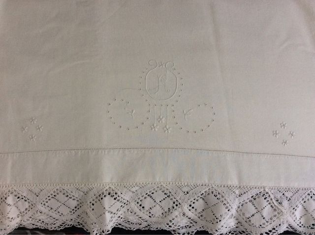 Sabana bordada a mano con encaje de bolillos