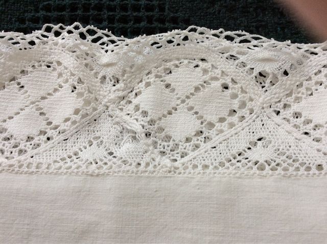 Sabana bordada a mano con encaje de bolillos