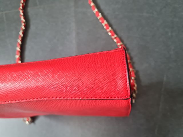 Bolso bandolera de color rojo