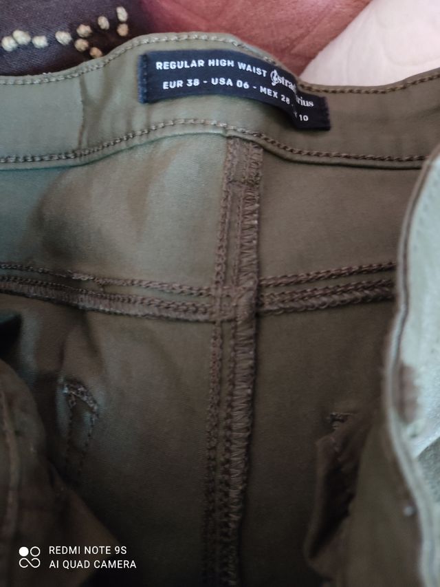 Pantalones color caqui/verde oscuro