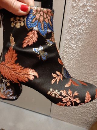 PRECIOSOS BOTINES FLOREADOS de segunda mano por 10 EUR en Urduliz en  WALLAPOP