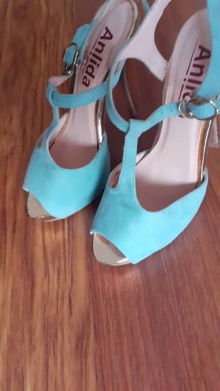 Zapato tacón verde agua y dorado de segunda mano por 10 EUR en Málaga en  WALLAPOP
