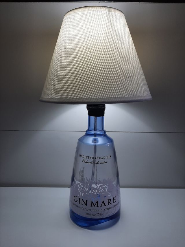 Lampada con bottiglia riciclata.
