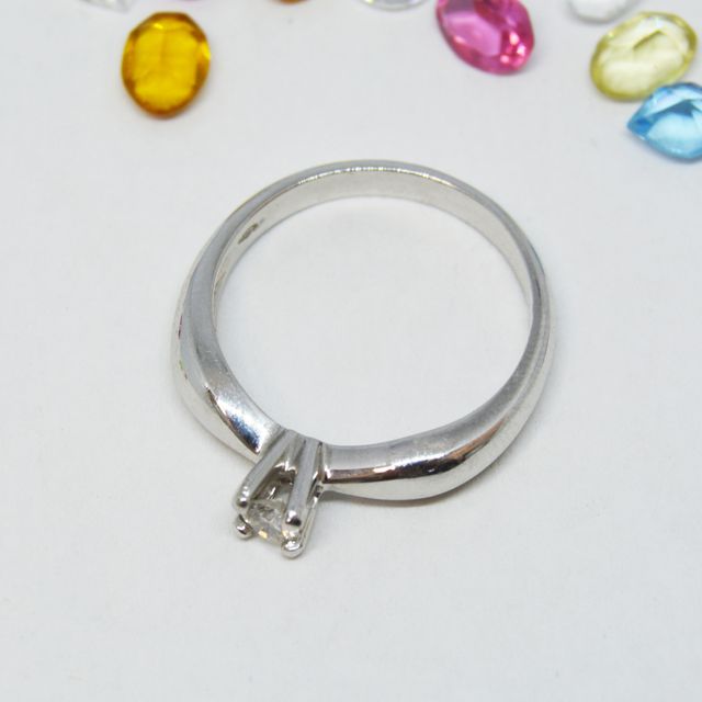 Sortija oro blanco 18K tipo solitario