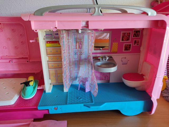 AUTOCARAVANA DE Barbie ..