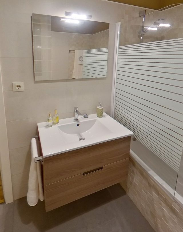 Mueble baño con lavabo y grifo de segunda mano por 160 € en Madrid en