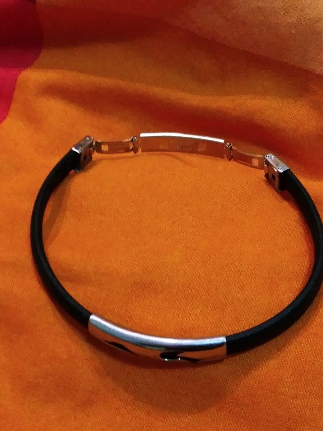 Pulsera negra y plata