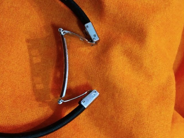 Pulsera negra y plata