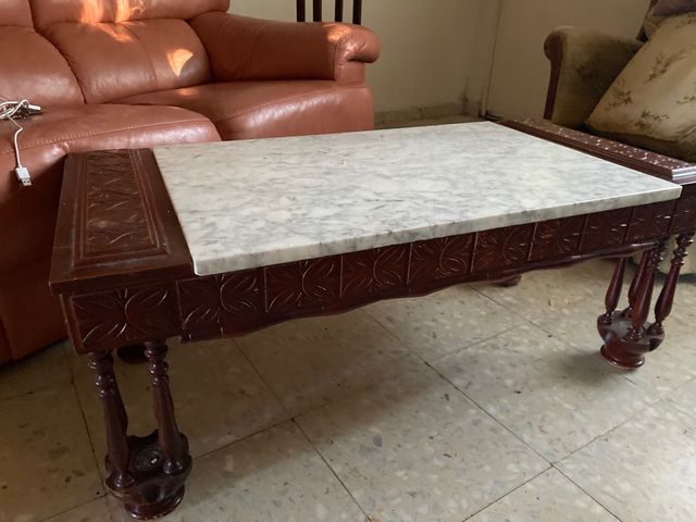 Mesa de salon con marmol