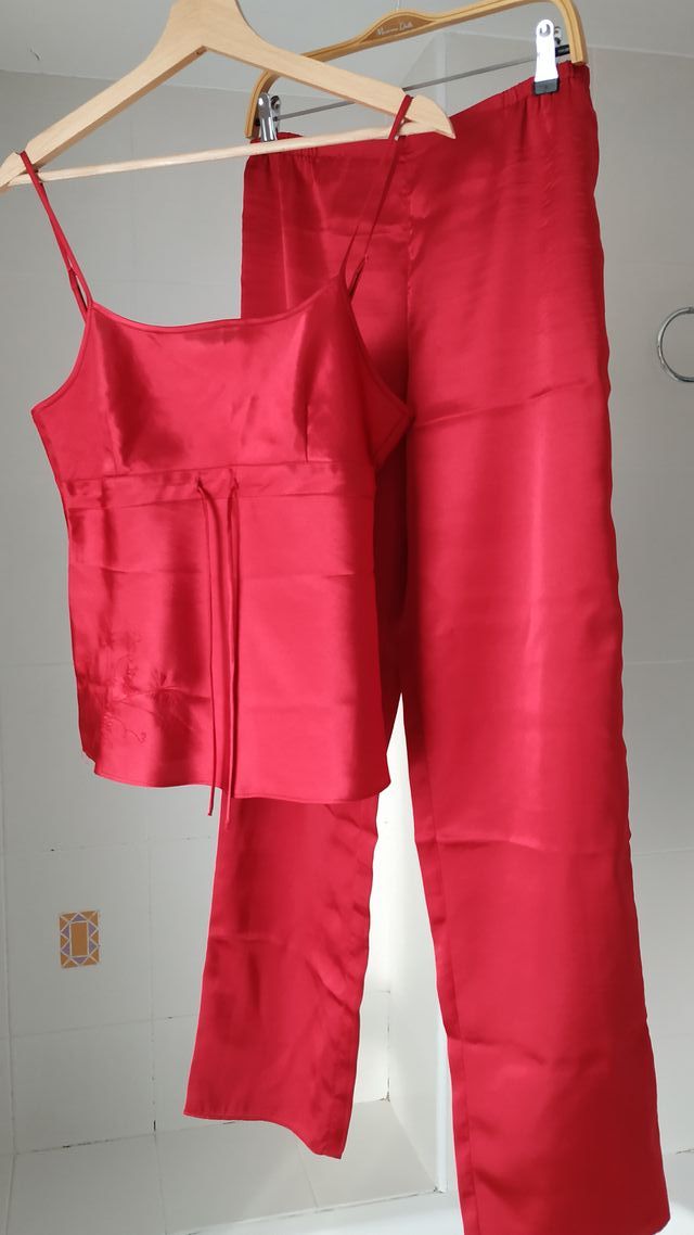 Pijama y bata rojo satinado Talla M Marca ETAM