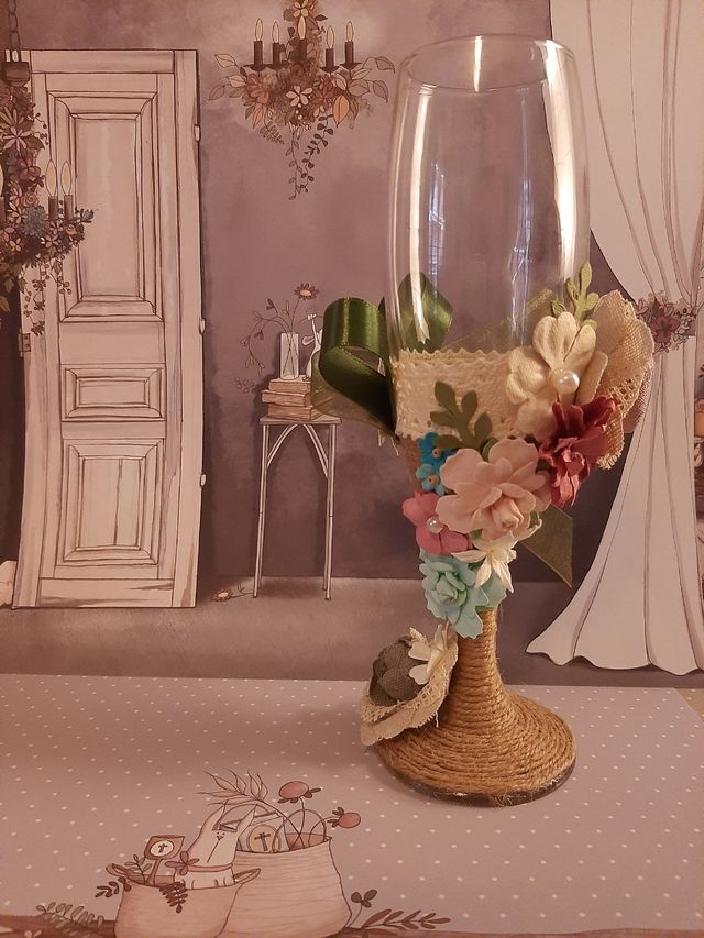 Mixmedia. Copa decorada y percha a conjunto.