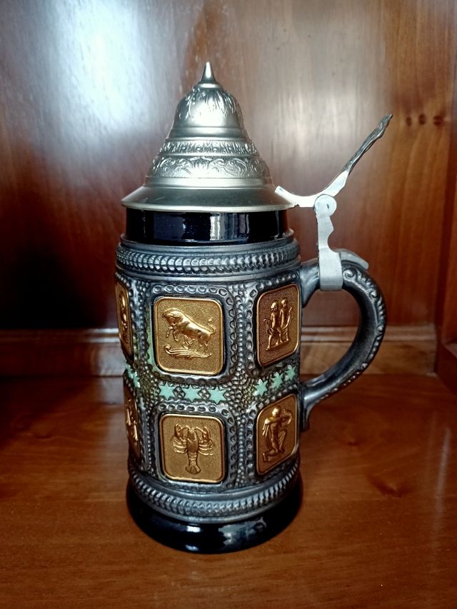 pareja de jarras de cerveza