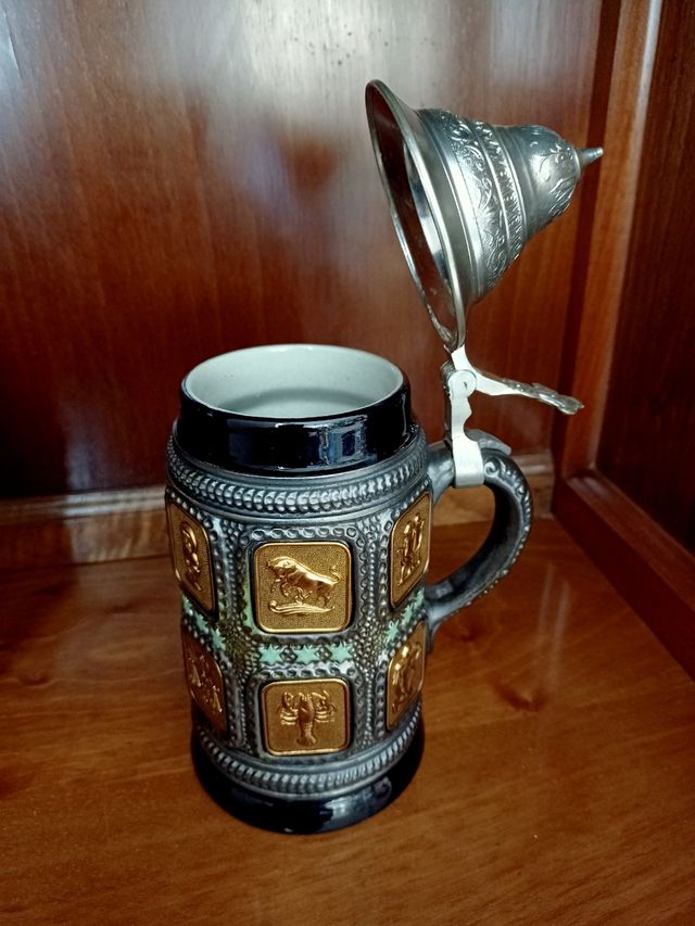 pareja de jarras de cerveza