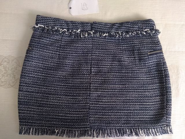 Falda azul marino y blanco.