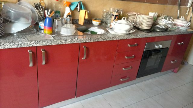 Cocina roja de brillo de segunda mano por 300 € en Málaga en WALLAPOP