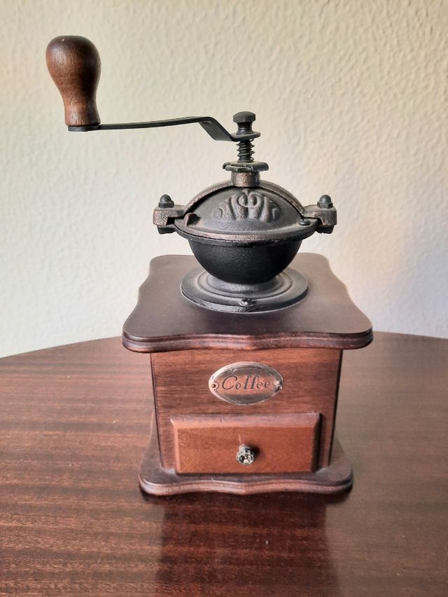 Molinillo de café de madera.