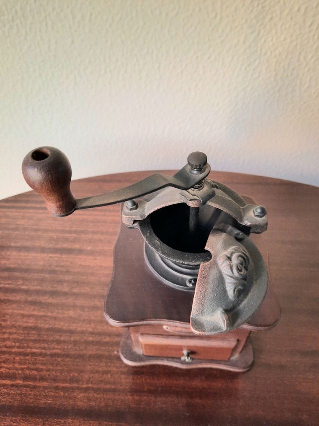 Molinillo de café de madera.