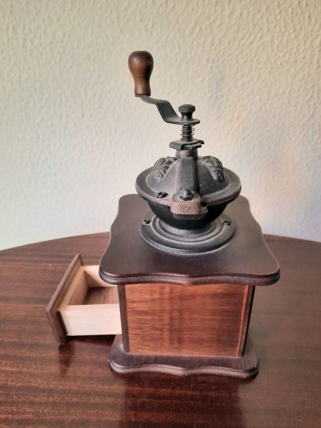 Molinillo de café de madera.
