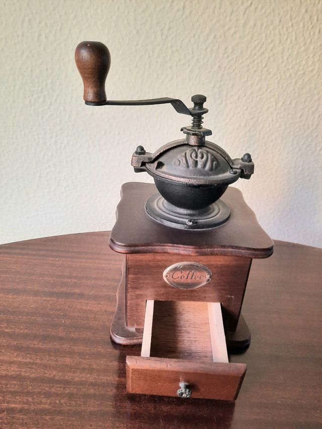 Molinillo de café de madera.