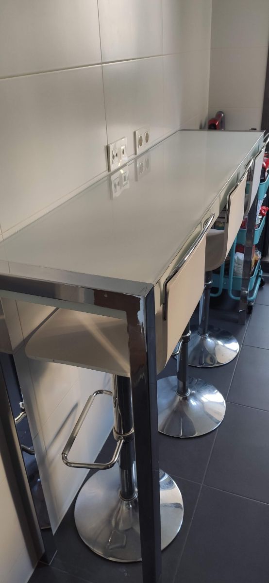 Barra de cocina con tres taburetes. de segunda mano por 60 € en